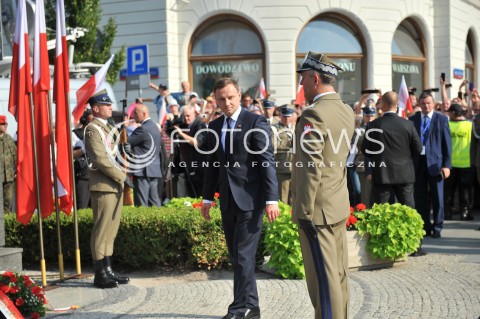  06.08.2015 WARSZAWA<br />INAUGURACJA PREZYDENTA RP ANDRZEJA DUDY<br />UROCZYSTOSC PRZYJECIA PRZEZ PREZYDENTA RP ZWIERZCHNICTWA NAD SILAMI ZBROJNYMI<br />N/Z PREZYDENT ANDRZEJ DUDA SKLADA KWIATY PRZED POMNIKIEM JOZEFA PILSUDSKIEGO<br /> 