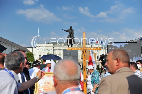  06.08.2015 WARSZAWA<br />INAUGURACJA PREZYDENTA RP ANDRZEJA DUDY<br />UROCZYSTOSC PRZYJECIA PRZEZ PREZYDENTA RP ZWIERZCHNICTWA NAD SILAMI ZBROJNYMI<br />N/Z WARSZAWIACY ZWOLENNICY ANDRZEJA DUDY PRZED BELWEDEREM BELWEDER KRAKOWSKIE PRZEDMIESCIE KRZYZ<br /> 