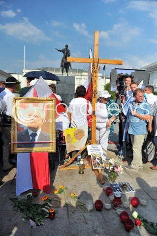  06.08.2015 WARSZAWA<br />INAUGURACJA PREZYDENTA RP ANDRZEJA DUDY<br />UROCZYSTOSC PRZYJECIA PRZEZ PREZYDENTA RP ZWIERZCHNICTWA NAD SILAMI ZBROJNYMI<br />N/Z WARSZAWIACY ZWOLENNICY ANDRZEJA DUDY PRZED BELWEDEREM BELWEDER KRAKOWSKIE PRZEDMIESCIE KRZYZ LECH KACZYNSKI PORTRET<br /> 