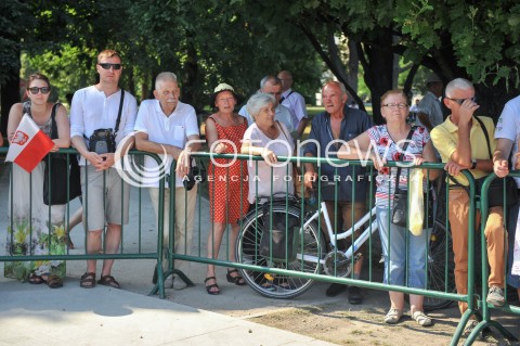  06.08.2015 WARSZAWA<br />INAUGURACJA PREZYDENTA RP ANDRZEJA DUDY<br />UROCZYSTOSC PRZYJECIA PRZEZ PREZYDENTA RP ZWIERZCHNICTWA NAD SILAMI ZBROJNYMI<br />N/Z ZWOLENNICY WARSZAWIACY OGLADAJA UROCZYSTOSCI<br /> 