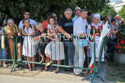  06.08.2015 WARSZAWA<br />INAUGURACJA PREZYDENTA RP ANDRZEJA DUDY<br />UROCZYSTOSC PRZYJECIA PRZEZ PREZYDENTA RP ZWIERZCHNICTWA NAD SILAMI ZBROJNYMI<br />N/Z ZWOLENNICY WARSZAWIACY OGLADAJA UROCZYSTOSCI<br /> 