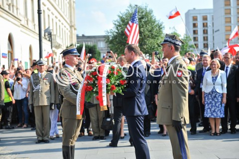  06.08.2015 WARSZAWA<br />INAUGURACJA PREZYDENTA RP ANDRZEJA DUDY<br />UROCZYSTOSC PRZYJECIA PRZEZ PREZYDENTA RP ZWIERZCHNICTWA NAD SILAMI ZBROJNYMI<br />N/Z PREZYDENT ANDRZEJ DUDA SKLADA KWIATY PRZED POMNIKIEM JOZEFA PILSUDSKIEGO<br /> 