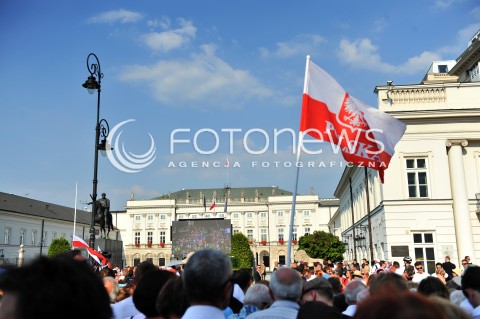  06.08.2015 WARSZAWA<br />INAUGURACJA PREZYDENTA RP ANDRZEJA DUDY<br />N/Z WARSZAWIACY ZWOLENNICY ANDRZEJA DUDY PRZED BELWEDEREM BELWEDER KRAKOWSKIE PRZEDMIESCIE<br /> 