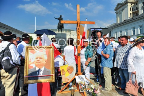  06.08.2015 WARSZAWA<br />INAUGURACJA PREZYDENTA RP ANDRZEJA DUDY<br />N/Z WARSZAWIACY ZWOLENNICY ANDRZEJA DUDY PRZED BELWEDEREM BELWEDER KRAKOWSKIE PRZEDMIESCIE KRZYZ LECH KACZYNSKI PORTRET<br /> 