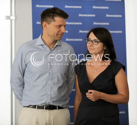  14.08.2015 WARSZAWA<br />RYSZARD PETRU PRZEDSTAWIA NOWE LOGO STOWARZYSZENIA NOWOCZESNA<br />N/Z RYSZARD PETRU KAMILA GASIUK - PIHOWICZ<br /> 