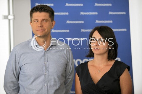  14.08.2015 WARSZAWA<br />RYSZARD PETRU PRZEDSTAWIA NOWE LOGO STOWARZYSZENIA NOWOCZESNA<br />N/Z RYSZARD PETRU KAMILA GASIUK - PIHOWICZ<br /> 