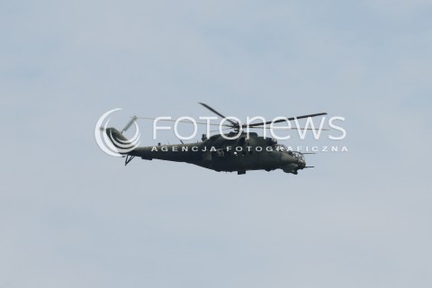  15.08.2015 WARSZAWA<br />OBCHODY SWIETA WOJSKA POLSKIEGO<br />DEFILADA POLSKICH SIL POWIETRZNYCH NAD WARSZAWA<br />N/Z HELIKOPTER SMIGLOWIEC WOJSKOWY MI-24 MI24 MI 24<br /> 