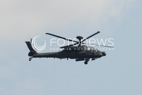  15.08.2015 WARSZAWA<br />OBCHODY SWIETA WOJSKA POLSKIEGO<br />DEFILADA POLSKICH SIL POWIETRZNYCH NAD WARSZAWA<br />N/Z SMIGLOWIEC HELIKOPTER AMERYKANSKI USAF BOEING AH-64 APACHE AH64 AH 64<br /> 