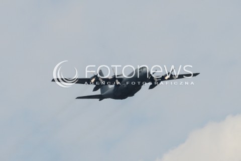  15.08.2015 WARSZAWA<br />OBCHODY SWIETA WOJSKA POLSKIEGO<br />DEFILADA POLSKICH SIL POWIETRZNYCH NAD WARSZAWA<br />N/Z SAMOLOT TRANSPORTOWY LOCKHEED C-130 C130 C 130 HERCULES<br /> 