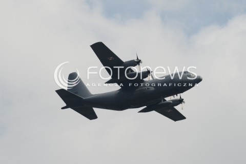  15.08.2015 WARSZAWA<br />OBCHODY SWIETA WOJSKA POLSKIEGO<br />DEFILADA POLSKICH SIL POWIETRZNYCH NAD WARSZAWA<br />N/Z SAMOLOT TRANSPORTOWY LOCKHEED C-130 C130 C 130 HERCULES<br /> 