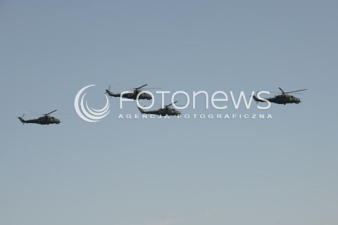  15.08.2015 WARSZAWA<br />OBCHODY SWIETA WOJSKA POLSKIEGO<br />DEFILADA POLSKICH SIL POWIETRZNYCH NAD WARSZAWA<br />N/Z HELIKOPTERY SMIGLOWCE SMIGLOWIEC WOJSKOWE MI-24 MI24 MI 24<br /> 