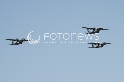  15.08.2015 WARSZAWA<br />OBCHODY SWIETA WOJSKA POLSKIEGO<br />DEFILADA POLSKICH SIL POWIETRZNYCH NAD WARSZAWA<br />N/Z SAMOLOTY TRANSPORTOWE CASA C-295 C295 C 295<br /> 