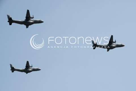  15.08.2015 WARSZAWA<br />OBCHODY SWIETA WOJSKA POLSKIEGO<br />DEFILADA POLSKICH SIL POWIETRZNYCH NAD WARSZAWA<br />N/Z SAMOLOTY TRANSPORTOWE CASA C-295 C295 C 295<br /> 