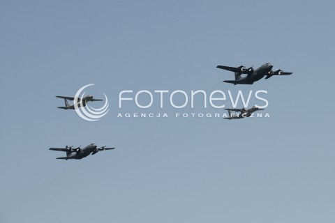 15.08.2015 WARSZAWA<br />OBCHODY SWIETA WOJSKA POLSKIEGO<br />DEFILADA POLSKICH SIL POWIETRZNYCH NAD WARSZAWA<br />N/Z SAMOLOTY TRANSPORTOWE C-130 HERCULES I CASA C-295 C295 C 295<br /> 