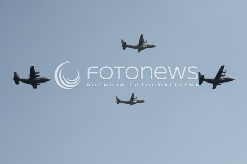  15.08.2015 WARSZAWA<br />OBCHODY SWIETA WOJSKA POLSKIEGO<br />DEFILADA POLSKICH SIL POWIETRZNYCH NAD WARSZAWA<br />N/Z SAMOLOTY TRANSPORTOWE C-130 HERCULES I CASA C-295 C295 C 295<br /> 