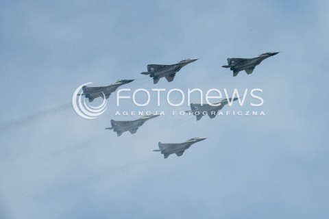  15.08.2015 WARSZAWA<br />OBCHODY SWIETA WOJSKA POLSKIEGO<br />DEFILADA POLSKICH SIL POWIETRZNYCH NAD WARSZAWA<br />N/Z SAMOLOTY WOJSKOWE MIG-29 MIG29 MIG 29<br /> 
