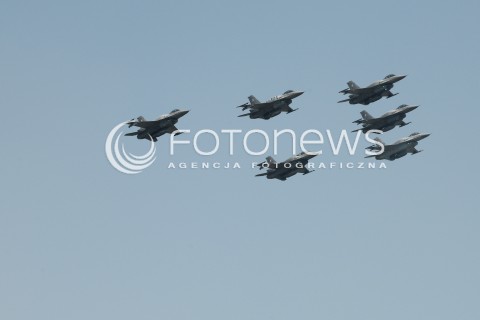  15.08.2015 WARSZAWA<br />OBCHODY SWIETA WOJSKA POLSKIEGO<br />DEFILADA POLSKICH SIL POWIETRZNYCH NAD WARSZAWA<br />N/Z SAMOLOTY WOJSKOWE GENERAL DYNAMICS F-16 F16 F 16 FIGHTING FALCON<br /> 