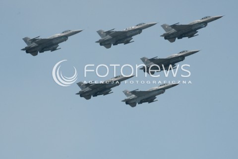  15.08.2015 WARSZAWA<br />OBCHODY SWIETA WOJSKA POLSKIEGO<br />DEFILADA POLSKICH SIL POWIETRZNYCH NAD WARSZAWA<br />N/Z SAMOLOTY WOJSKOWE GENERAL DYNAMICS F-16 F16 F 16 FIGHTING FALCON<br /> 