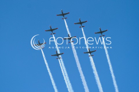  15.08.2015 WARSZAWA<br />OBCHODY SWIETA WOJSKA POLSKIEGO<br />UROCZYSTOSCI PANSTWOWE<br />N/Z SAMOLOTY WOJSKOWE PZL-130 PZL130 ORLIK<br /> 