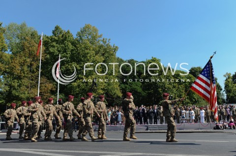  15.08.2014 WARSZAWA<br />OBCHODY SWIETA WOJSKA POLSKIEGO<br />UROCZYSTOSCI PANSTWOWE<br />N/Z ZOLNIERZE FLAGA USA<br /> 