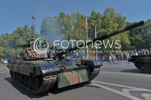  15.08.2015 WARSZAWA<br />OBCHODY SWIETA WOJSKA POLSKIEGO<br />UROCZYSTOSCI PANSTWOWE<br />N/Z POJAZD WOJSKOWY CZOLG<br /> 