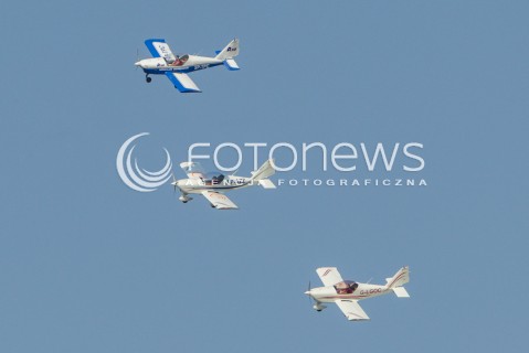  22.08.2015 RADOM <br />MIEDZYNARODOWE POKAZY LOTNICZE RADOM AIRSHOW 2015 <br />PODCZAS POKAZOW ZAPREZENTOWANYCH ZOSTANIE 180 STATKOW POWIETRZNYCH Z 22 KRAJOW <br />N/Z ZESPOL AKROBACYJNY 3AT3 LATAJACY NA SAMOLOTACH AT-3<br /> 