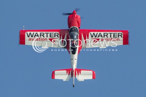  22.08.2015 RADOM <br />MIEDZYNARODOWE POKAZY LOTNICZE RADOM AIRSHOW 2015 <br />PODCZAS POKAZOW ZAPREZENTOWANYCH ZOSTANIE 180 STATKOW POWIETRZNYCH Z 22 KRAJOW <br />N/Z GRUPA AKROBACYJNA FIREBIRDS SAMOLOT EXTRA 330<br /> 