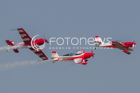  22.08.2015 RADOM <br />MIEDZYNARODOWE POKAZY LOTNICZE RADOM AIRSHOW 2015 <br />PODCZAS POKAZOW ZAPREZENTOWANYCH ZOSTANIE 180 STATKOW POWIETRZNYCH Z 22 KRAJOW <br />N/Z GRUPA AKROBACYJNA FIREBIRDS SAMOLOT EXTRA 330<br /> 