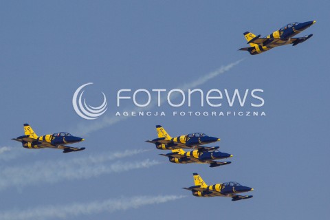  22.08.2015 RADOM <br />MIEDZYNARODOWE POKAZY LOTNICZE RADOM AIRSHOW 2015 <br />PODCZAS POKAZOW ZAPREZENTOWANYCH ZOSTANIE 180 STATKOW POWIETRZNYCH Z 22 KRAJOW <br />N/Z ZESPOL AKROBACYJNY BALTIC BEES LATAJACY NA SAMOLOT AERO L-39 ALBATROS<br /> 