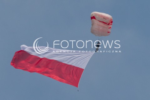  22.08.2015 RADOM <br />MIEDZYNARODOWE POKAZY LOTNICZE RADOM AIRSHOW 2015 <br />PODCZAS POKAZOW ZAPREZENTOWANYCH ZOSTANIE 180 STATKOW POWIETRZNYCH Z 22 KRAJOW <br />N/Z DEFILADA NA ROZPOCZECIE POKAZOW<br />SPADOCHRONIARZ BIALO CZERWONA FLAGA POLSKI<br /> 
