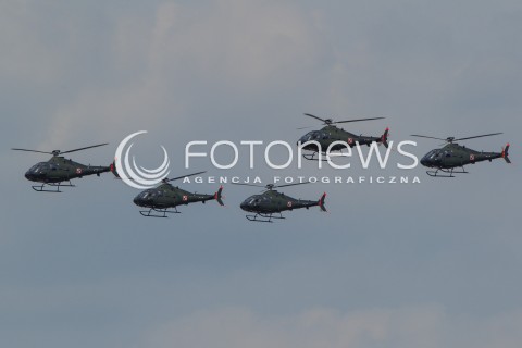  22.08.2015 RADOM <br />MIEDZYNARODOWE POKAZY LOTNICZE RADOM AIRSHOW 2015 <br />PODCZAS POKAZOW ZAPREZENTOWANYCH ZOSTANIE 180 STATKOW POWIETRZNYCH Z 22 KRAJOW <br />N/Z DEFILADA NA ROZPOCZECIE POKAZOW I PREZENTACJA POLSKICH SIL POWIETRZNYCH<br />SMIGLOWIEC HELIKOPTER SZKOLNY PZL SW-4 PUSZCZYK<br /> 