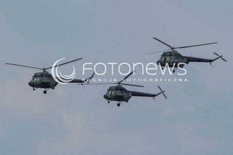  22.08.2015 RADOM <br />MIEDZYNARODOWE POKAZY LOTNICZE RADOM AIRSHOW 2015 <br />PODCZAS POKAZOW ZAPREZENTOWANYCH ZOSTANIE 180 STATKOW POWIETRZNYCH Z 22 KRAJOW <br />N/Z DEFILADA NA ROZPOCZECIE POKAZOW I PREZENTACJA POLSKICH SIL POWIETRZNYCH<br />SMIGLOWIEC HELIKOPTER MI-2<br /> 