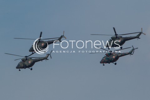  22.08.2015 RADOM <br />MIEDZYNARODOWE POKAZY LOTNICZE RADOM AIRSHOW 2015 <br />PODCZAS POKAZOW ZAPREZENTOWANYCH ZOSTANIE 180 STATKOW POWIETRZNYCH Z 22 KRAJOW <br />N/Z DEFILADA NA ROZPOCZECIE POKAZOW I PREZENTACJA POLSKICH SIL POWIETRZNYCH<br />SMIGLOWIEC HELIKOPTER SZKOLNY PZL SW-3 SOKOL<br /> 