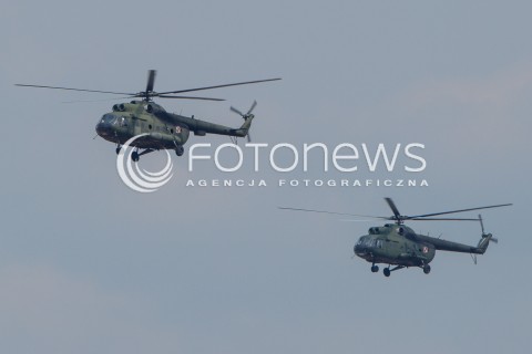  22.08.2015 RADOM <br />MIEDZYNARODOWE POKAZY LOTNICZE RADOM AIRSHOW 2015 <br />PODCZAS POKAZOW ZAPREZENTOWANYCH ZOSTANIE 180 STATKOW POWIETRZNYCH Z 22 KRAJOW <br />N/Z DEFILADA NA ROZPOCZECIE POKAZOW I PREZENTACJA POLSKICH SIL POWIETRZNYCH<br />SMIGLOWIEC HELIKOPTER MI-8<br /> 