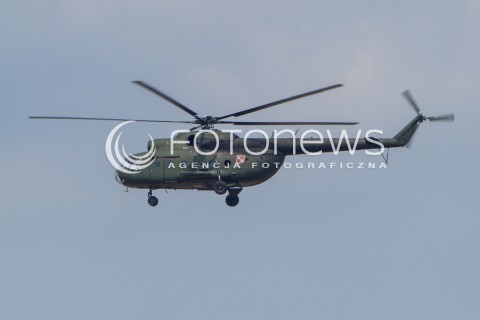  22.08.2015 RADOM <br />MIEDZYNARODOWE POKAZY LOTNICZE RADOM AIRSHOW 2015 <br />PODCZAS POKAZOW ZAPREZENTOWANYCH ZOSTANIE 180 STATKOW POWIETRZNYCH Z 22 KRAJOW <br />N/Z DEFILADA NA ROZPOCZECIE POKAZOW I PREZENTACJA POLSKICH SIL POWIETRZNYCH<br />SMIGLOWIEC HELIKOPTER MI-8<br /> 