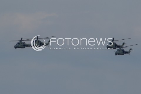  22.08.2015 RADOM <br />MIEDZYNARODOWE POKAZY LOTNICZE RADOM AIRSHOW 2015 <br />PODCZAS POKAZOW ZAPREZENTOWANYCH ZOSTANIE 180 STATKOW POWIETRZNYCH Z 22 KRAJOW <br />N/Z DEFILADA NA ROZPOCZECIE POKAZOW I PREZENTACJA POLSKICH SIL POWIETRZNYCH<br />SMIGLOWIEC HELIKOPTER MI-24<br /> 