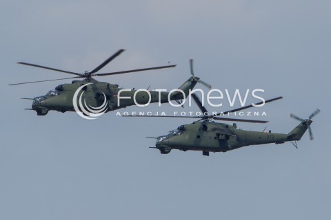  22.08.2015 RADOM <br />MIEDZYNARODOWE POKAZY LOTNICZE RADOM AIRSHOW 2015 <br />PODCZAS POKAZOW ZAPREZENTOWANYCH ZOSTANIE 180 STATKOW POWIETRZNYCH Z 22 KRAJOW <br />N/Z DEFILADA NA ROZPOCZECIE POKAZOW I PREZENTACJA POLSKICH SIL POWIETRZNYCH<br />SMIGLOWIEC HELIKOPTER MI-24<br /> 