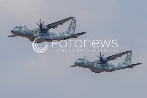  22.08.2015 RADOM <br />MIEDZYNARODOWE POKAZY LOTNICZE RADOM AIRSHOW 2015 <br />PODCZAS POKAZOW ZAPREZENTOWANYCH ZOSTANIE 180 STATKOW POWIETRZNYCH Z 22 KRAJOW <br />N/Z DEFILADA NA ROZPOCZECIE POKAZOW I PREZENTACJA POLSKICH SIL POWIETRZNYCH<br />SAMOLOT TRANSPORTOWY CASA C-295M<br /> 