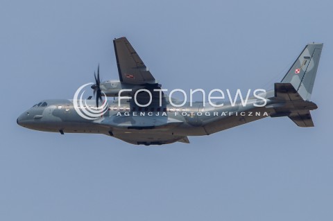  22.08.2015 RADOM <br />MIEDZYNARODOWE POKAZY LOTNICZE RADOM AIRSHOW 2015 <br />PODCZAS POKAZOW ZAPREZENTOWANYCH ZOSTANIE 180 STATKOW POWIETRZNYCH Z 22 KRAJOW <br />N/Z DEFILADA NA ROZPOCZECIE POKAZOW I PREZENTACJA POLSKICH SIL POWIETRZNYCH<br />SAMOLOT TRANSPORTOWY CASA C-295M<br /> 