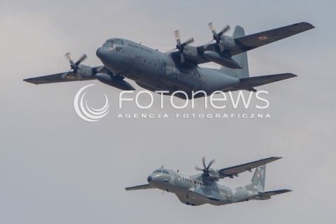  22.08.2015 RADOM <br />MIEDZYNARODOWE POKAZY LOTNICZE RADOM AIRSHOW 2015 <br />PODCZAS POKAZOW ZAPREZENTOWANYCH ZOSTANIE 180 STATKOW POWIETRZNYCH Z 22 KRAJOW <br />N/Z DEFILADA NA ROZPOCZECIE POKAZOW I PREZENTACJA POLSKICH SIL POWIETRZNYCH<br />SAMOLOT TRANSPORTOWY LOCKHEED C-130 HERCULES I CASA C-295M<br /> 