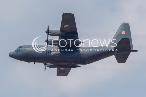  22.08.2015 RADOM <br />MIEDZYNARODOWE POKAZY LOTNICZE RADOM AIRSHOW 2015 <br />PODCZAS POKAZOW ZAPREZENTOWANYCH ZOSTANIE 180 STATKOW POWIETRZNYCH Z 22 KRAJOW <br />N/Z DEFILADA NA ROZPOCZECIE POKAZOW I PREZENTACJA POLSKICH SIL POWIETRZNYCH<br />SAMOLOT TRANSPORTOWY LOCKHEED C-130 HERCULES<br /> 