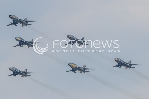  22.08.2015 RADOM <br />MIEDZYNARODOWE POKAZY LOTNICZE RADOM AIRSHOW 2015 <br />PODCZAS POKAZOW ZAPREZENTOWANYCH ZOSTANIE 180 STATKOW POWIETRZNYCH Z 22 KRAJOW <br />N/Z DEFILADA NA ROZPOCZECIE POKAZOW I PREZENTACJA POLSKICH SIL POWIETRZNYCH<br />SAMOLOT SZTURMOWY SU-22<br /> 