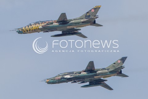  22.08.2015 RADOM <br />MIEDZYNARODOWE POKAZY LOTNICZE RADOM AIRSHOW 2015 <br />PODCZAS POKAZOW ZAPREZENTOWANYCH ZOSTANIE 180 STATKOW POWIETRZNYCH Z 22 KRAJOW <br />N/Z DEFILADA NA ROZPOCZECIE POKAZOW I PREZENTACJA POLSKICH SIL POWIETRZNYCH<br />SAMOLOT SZTURMOWY SU-22<br /> 