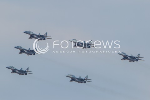  22.08.2015 RADOM <br />MIEDZYNARODOWE POKAZY LOTNICZE RADOM AIRSHOW 2015 <br />PODCZAS POKAZOW ZAPREZENTOWANYCH ZOSTANIE 180 STATKOW POWIETRZNYCH Z 22 KRAJOW <br />N/Z DEFILADA NA ROZPOCZECIE POKAZOW I PREZENTACJA POLSKICH SIL POWIETRZNYCH<br />SAMOLOT MYSLIWIEC MIG-29<br /> 