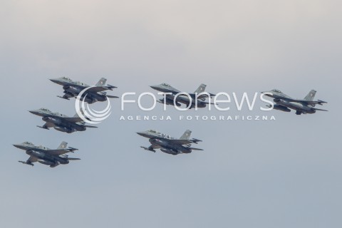  22.08.2015 RADOM <br />MIEDZYNARODOWE POKAZY LOTNICZE RADOM AIRSHOW 2015 <br />PODCZAS POKAZOW ZAPREZENTOWANYCH ZOSTANIE 180 STATKOW POWIETRZNYCH Z 22 KRAJOW <br />N/Z DEFILADA NA ROZPOCZECIE POKAZOW I PREZENTACJA POLSKICH SIL POWIETRZNYCH<br />SAMOLOT MYSLIWIEC F-16<br /> 