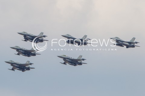  22.08.2015 RADOM <br />MIEDZYNARODOWE POKAZY LOTNICZE RADOM AIRSHOW 2015 <br />PODCZAS POKAZOW ZAPREZENTOWANYCH ZOSTANIE 180 STATKOW POWIETRZNYCH Z 22 KRAJOW <br />N/Z DEFILADA NA ROZPOCZECIE POKAZOW I PREZENTACJA POLSKICH SIL POWIETRZNYCH<br />SAMOLOT MYSLIWIEC F-16<br /> 