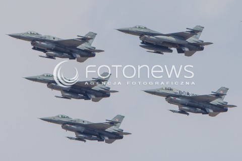  22.08.2015 RADOM <br />MIEDZYNARODOWE POKAZY LOTNICZE RADOM AIRSHOW 2015 <br />PODCZAS POKAZOW ZAPREZENTOWANYCH ZOSTANIE 180 STATKOW POWIETRZNYCH Z 22 KRAJOW <br />N/Z DEFILADA NA ROZPOCZECIE POKAZOW I PREZENTACJA POLSKICH SIL POWIETRZNYCH<br />SAMOLOT MYSLIWIEC F-16<br /> 