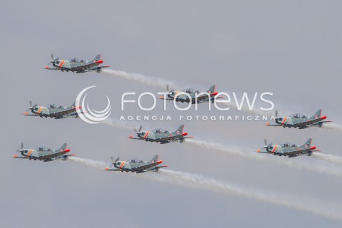  22.08.2015 RADOM <br />MIEDZYNARODOWE POKAZY LOTNICZE RADOM AIRSHOW 2015 <br />PODCZAS POKAZOW ZAPREZENTOWANYCH ZOSTANIE 180 STATKOW POWIETRZNYCH Z 22 KRAJOW <br />N/Z DEFILADA NA ROZPOCZECIE POKAZOW I PREZENTACJA POLSKICH SIL POWIETRZNYCH<br />SAMOLOT SZKOLNY PZL130 ORLIK<br /> 