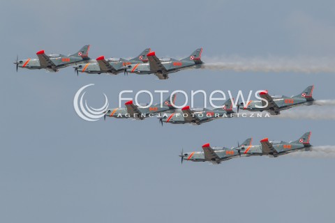  22.08.2015 RADOM <br />MIEDZYNARODOWE POKAZY LOTNICZE RADOM AIRSHOW 2015 <br />PODCZAS POKAZOW ZAPREZENTOWANYCH ZOSTANIE 180 STATKOW POWIETRZNYCH Z 22 KRAJOW <br />N/Z DEFILADA NA ROZPOCZECIE POKAZOW I PREZENTACJA POLSKICH SIL POWIETRZNYCH<br />SAMOLOT SZKOLNY PZL130 ORLIK<br /> 