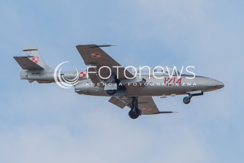  22.08.2015 RADOM <br />MIEDZYNARODOWE POKAZY LOTNICZE RADOM AIRSHOW 2015 <br />PODCZAS POKAZOW ZAPREZENTOWANYCH ZOSTANIE 180 STATKOW POWIETRZNYCH Z 22 KRAJOW <br />N/Z SAMOLOT PZL TS-11 ISKRA<br /> 